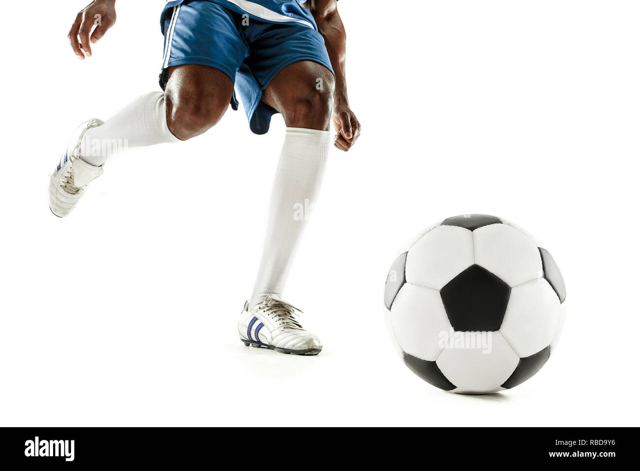 Les jambes de joueur de foot close-up isolé sur blanc. Modèle  afro-américain en action ou mouvement avec le ballon. Le football, sport,  jeu, joueur, sportif, concept de la concurrence Photo Stock -