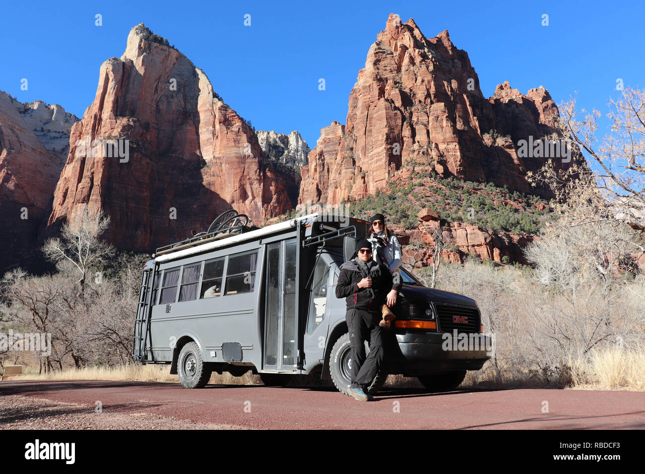 Bus CAN. Cette aventure accro-quitter le couple 9-5 grind et louer leur maison pour les 38k miles du Canada dans le nord de la Patagonie, à la pointe sud des Amériques dans une ancienne £9.5K autobus scolaire. Electricien Patrick Maillé (35) et le développement de produits acheteur Catherine L'Italien (29), de Magog, Québec, Canada, détesté leur routine constante de "travail, payer des factures, de travailler un peu plus". Désireux de découvrir plus du monde qu'ils ont acheté un autobus scolaire GMC Savana 2006 pour environ £3 800, 5 700 € autres dépenses pour le transformer en une maison à six mois. @D  mediadrumworld.com / Vie Bus Banque D'Images