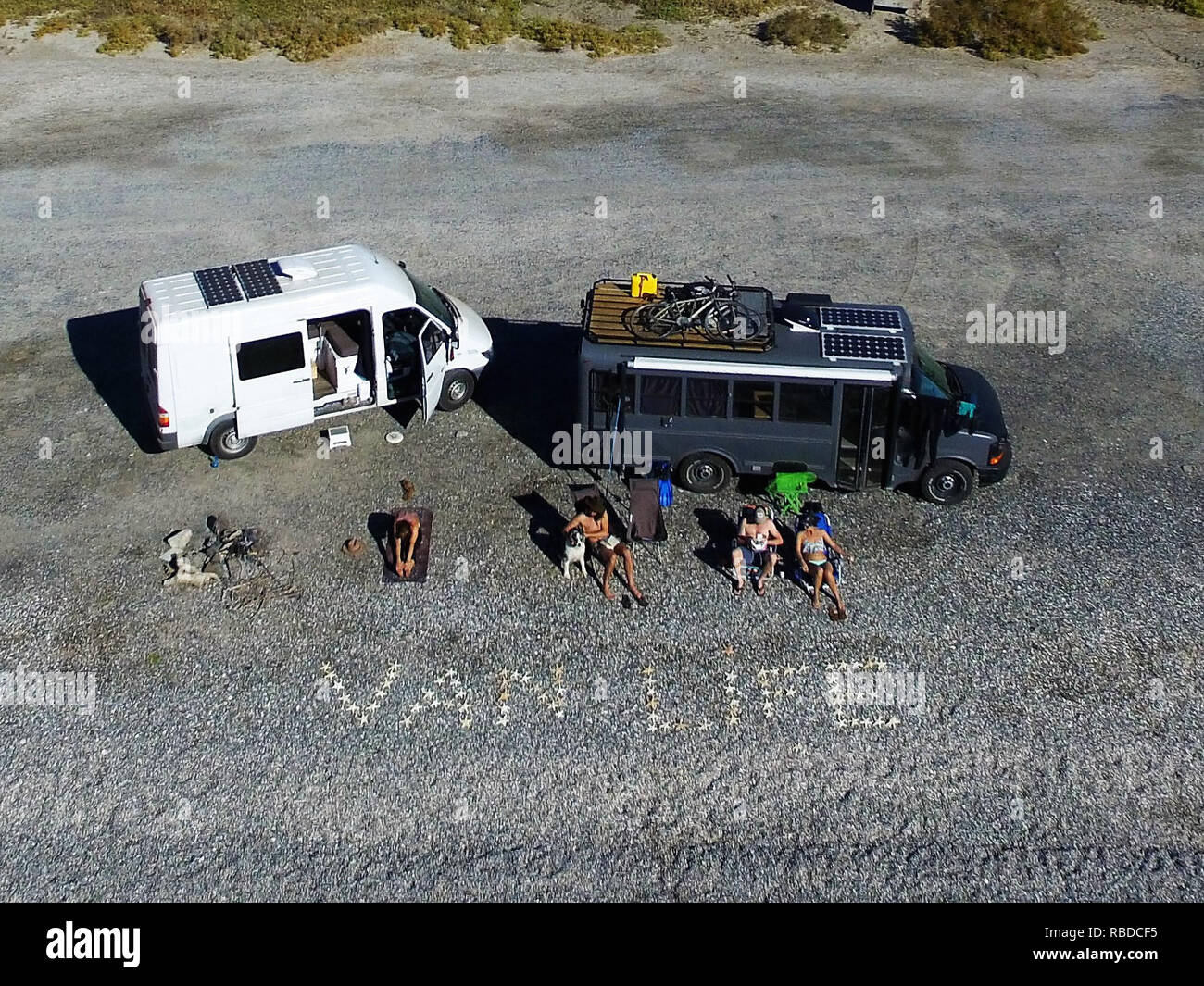 Van la vie. Cette aventure accro-quitter le couple 9-5 grind et louer leur maison pour les 38k miles du Canada dans le nord de la Patagonie, à la pointe sud des Amériques dans une ancienne £9.5K autobus scolaire. Electricien Patrick Maillé (35) et le développement de produits acheteur Catherine L'Italien (29), de Magog, Québec, Canada, détesté leur routine constante de "travail, payer des factures, de travailler un peu plus". Désireux de découvrir plus du monde qu'ils ont acheté un autobus scolaire GMC Savana 2006 pour environ £3 800, 5 700 € autres dépenses pour le transformer en une maison à six mois. @D  mediadrumworld.com / Vie Bus Banque D'Images