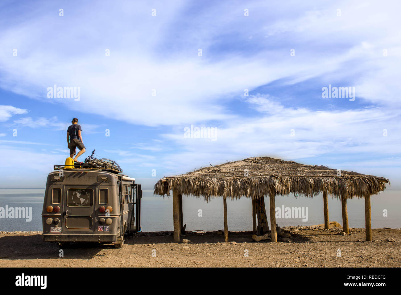 Plage. Cette aventure accro-quitter le couple 9-5 grind et louer leur maison pour les 38k miles du Canada dans le nord de la Patagonie, à la pointe sud des Amériques dans une ancienne £9.5K autobus scolaire. Electricien Patrick Maillé (35) et le développement de produits acheteur Catherine L'Italien (29), de Magog, Québec, Canada, détesté leur routine constante de "travail, payer des factures, de travailler un peu plus". Désireux de découvrir plus du monde qu'ils ont acheté un autobus scolaire GMC Savana 2006 pour environ £3 800, 5 700 € autres dépenses pour le transformer en une maison à six mois. @D  mediadrumworld.com / Vie Bus Banque D'Images