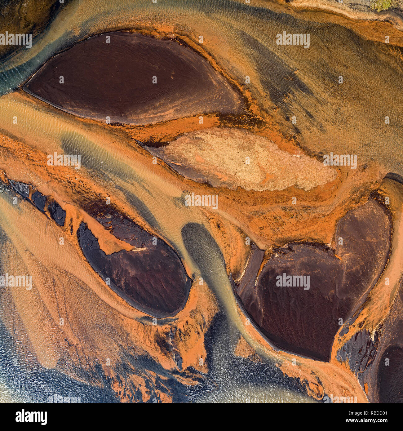 Les dépôts estuariens de l'Islande, Affall River. Ces images illustrent l'antenne résumé la beauté de la terre comme elle est façonnée par l'eau environnante. Des images montrent un étang de stockage de boue rouge aux couleurs incroyables, d'un vert éclatant et l'eau radioactive présente dans toute la surface de l'eau qui portent une ressemblance frappante avec les arbres. D'autres photographies montrent une incroyable île en forme de cœur et l'énergie géothermique, l'eau de source chaude d'une peinture de couleur de l'effet des dépôts estuariens et des icebergs qui ressemblent à des diamants contre un arrière-plan. La remarquable fermoirs sont une partie de l'eau.Shapes.Earth pro Banque D'Images