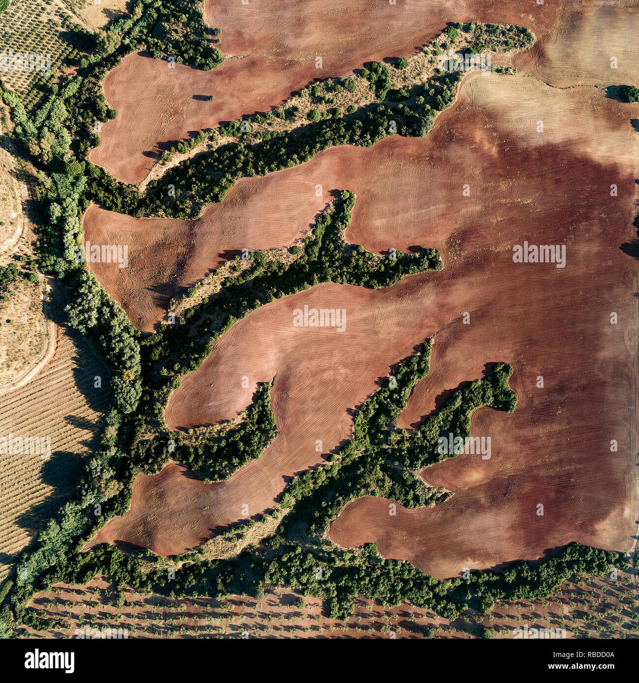 Des traces de rivières Span, Cantillana disparu. Ces images illustrent l'antenne résumé la beauté de la terre comme elle est façonnée par l'eau environnante. Des images montrent un étang de stockage de boue rouge aux couleurs incroyables, d'un vert éclatant et l'eau radioactive présente dans toute la surface de l'eau qui portent une ressemblance frappante avec les arbres. D'autres photographies montrent une incroyable île en forme de cœur et l'énergie géothermique, l'eau de source chaude d'une peinture de couleur de l'effet des dépôts estuariens et des icebergs qui ressemblent à des diamants contre un arrière-plan. La remarquable fermoirs sont une partie de l'eau.Shapes.Eeie Banque D'Images