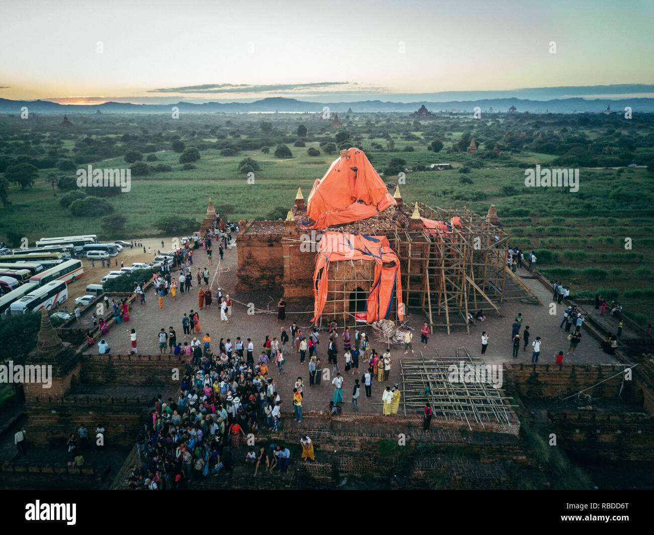 Les images aériennes étonnantes ont capturé une vue d'ensemble de l'éblouissant des temples bouddhistes du Myanmar. Des images montrent la variation dans les temples que vous regardez vers le bas sur eux au-dessus avec quelques cercles rouges et or d'être remplacés par des rectangles plus sombre et pyramide-esque de formes à d'autres endroits. D'autres clichés frappants montrent une structure en bambou autour d'un des temples, murs blancs menant à un top d'or et un nouveau lieu de culte en construction d'échafaudages tout autour de lui. L'amazing photos ont été prises à travers le Myanmar par architecte basé à Londres et photographe Dimitar Karaniko Banque D'Images