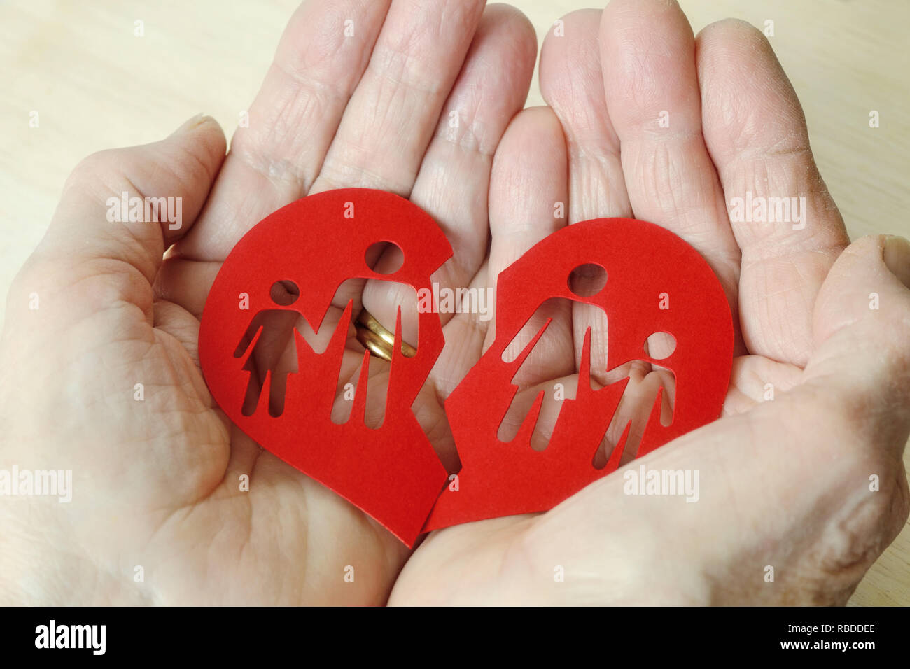 Femme hands holding paper cœur brisé avec une famille - Divorce et famille brisée concept Banque D'Images