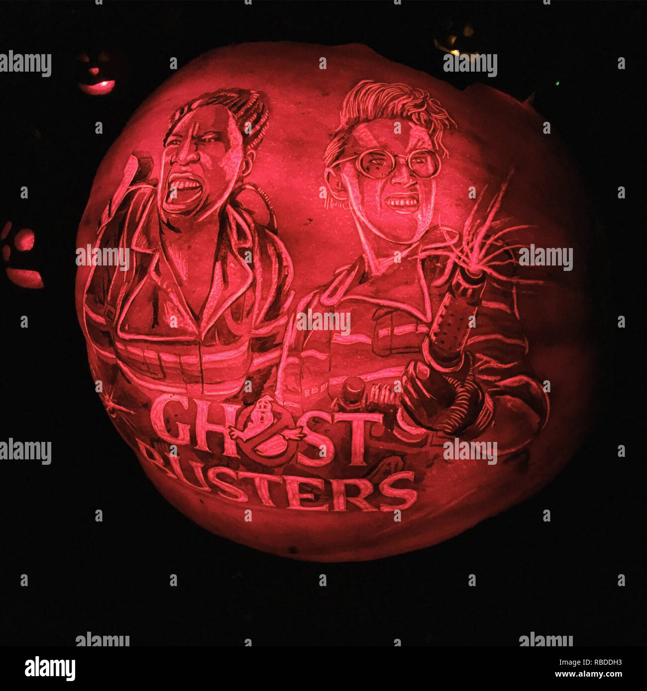 NEW YORK, USA : Ghostbusters du film 2016. Ces sculptures de grimaces dans la vedette des motifs complexes qui ont eu jusqu'à 16 heures de parfait sont sûr de vous mettre dans l'esprit d'Halloween. De superbes photos montrent comment l'artiste a sculpté une terrifiante Giger précis inspiré dans l'exotiques de fruits de saison, tandis que certains décrivent les citrouilles Ghost Busters et les sorcières d'Hocus Pocus. D'autres citrouilles ont été imprimés avec la carcasse du film à succès 2017, Thor : Ragnarok, Disney's Moana et de Star Wars Darth Vader' en face de l'Étoile de la mort. Le gouverneur de la série de zombies de marche Banque D'Images