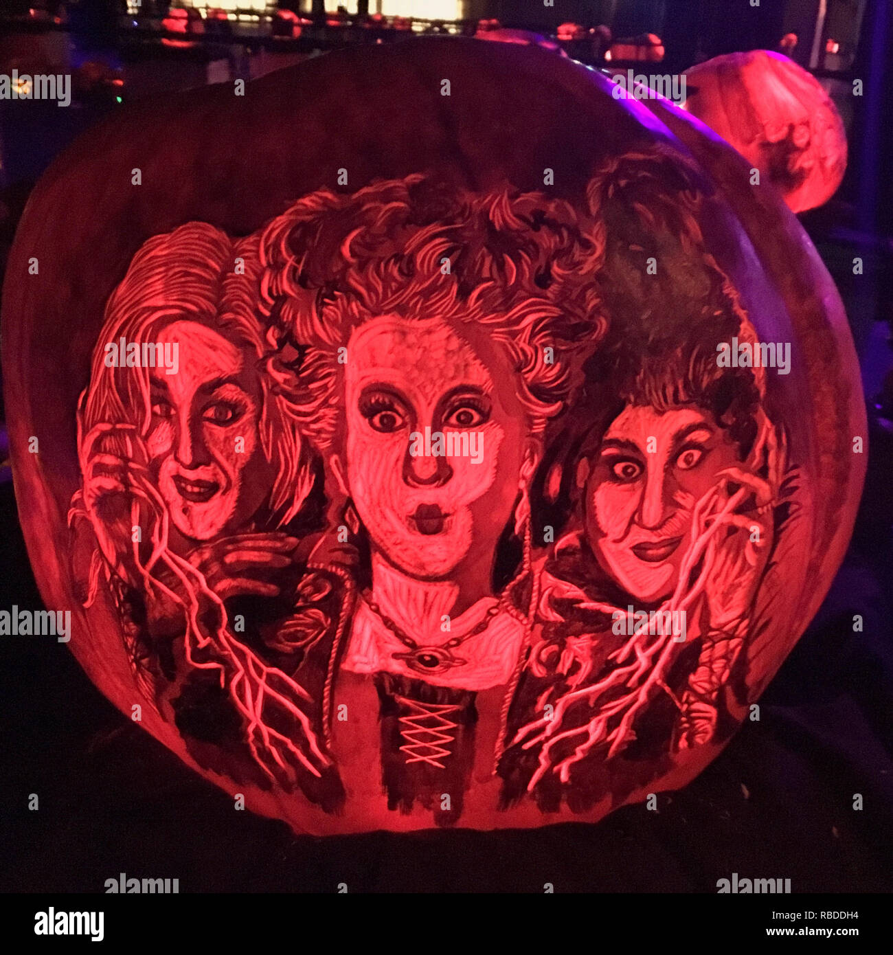 NEW YORK, USA : Hocus Pocus. Ces sculptures de grimaces dans la vedette des motifs complexes qui ont eu jusqu'à 16 heures de parfait sont sûr de vous mettre dans l'esprit d'Halloween. De superbes photos montrent comment l'artiste a sculpté une terrifiante Giger précis inspiré dans l'exotiques de fruits de saison, tandis que certains décrivent les citrouilles Ghost Busters et les sorcières d'Hocus Pocus. D'autres citrouilles ont été imprimés avec la carcasse du film à succès 2017, Thor : Ragnarok, Disney's Moana et de Star Wars Darth Vader' en face de l'Étoile de la mort. Le gouverneur de la série zombie The Walking Dead, Barrack Obama un Banque D'Images