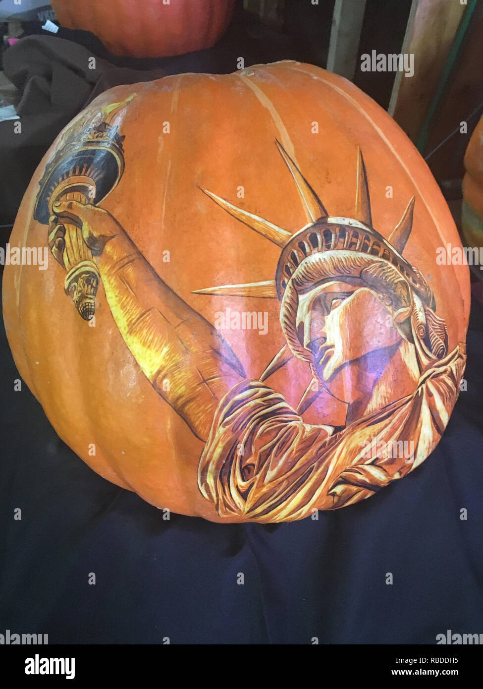 NEW YORK, USA : Statue de la liberté. Ces sculptures de grimaces dans la vedette des motifs complexes qui ont eu jusqu'à 16 heures de parfait sont sûr de vous mettre dans l'esprit d'Halloween. De superbes photos montrent comment l'artiste a sculpté une terrifiante Giger précis inspiré dans l'exotiques de fruits de saison, tandis que certains décrivent les citrouilles Ghost Busters et les sorcières d'Hocus Pocus. D'autres citrouilles ont été imprimés avec la carcasse du film à succès 2017, Thor : Ragnarok, Disney's Moana et de Star Wars Darth Vader' en face de l'Étoile de la mort. Le gouverneur de la série zombie The Walking Dead, Barrack Ob Banque D'Images