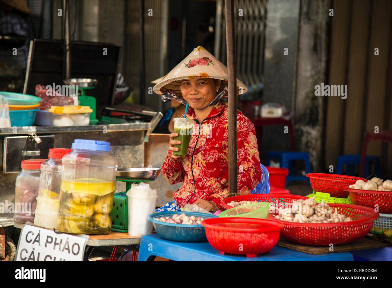 Les chapeaux coniques tissés sont un costume national du Vietnam, fait pour  protéger le porteur du soleil et de la pluie, ils sont souvent des  créations artistiques Photo Stock - Alamy