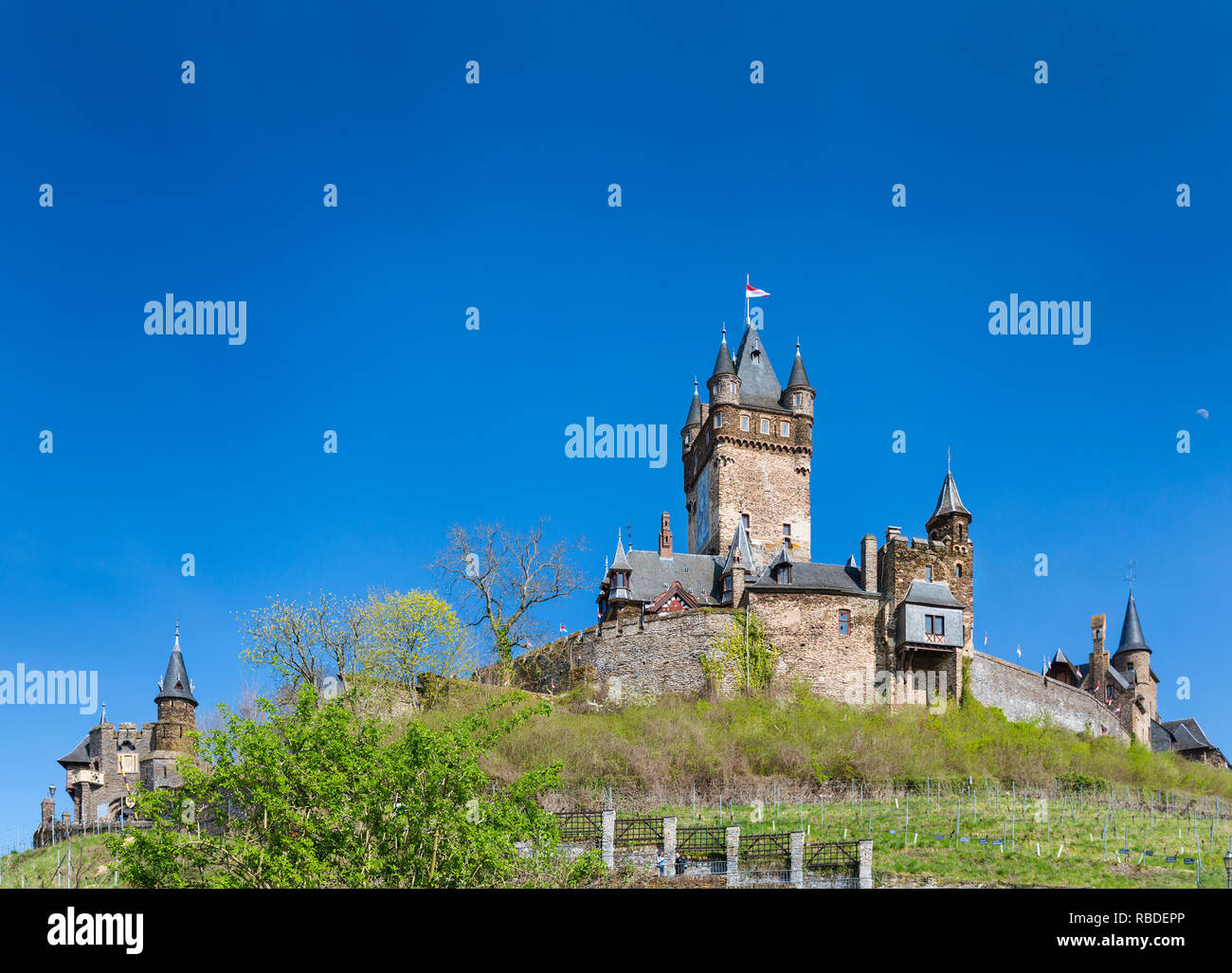 Portrait du célèbre château Reichsburg Cochem, dans l'Eifel en Moselle en Allemagne avec ciel bleu. Banque D'Images