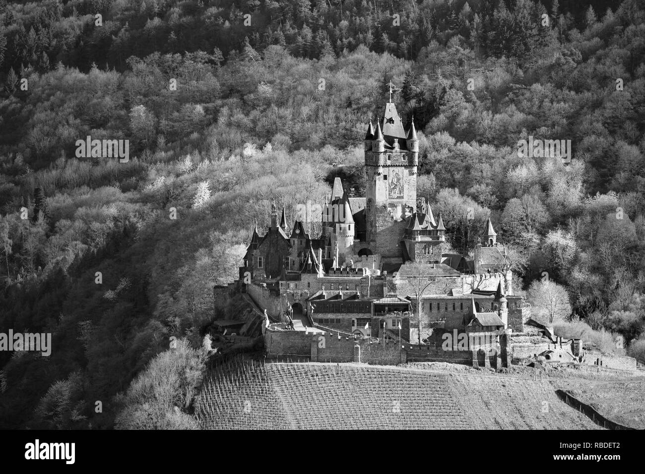Le célèbre château Reichsburg Cochem, dans l'Eifel en Moselle en Allemagne avec la lumière du soir en noir et blanc. Banque D'Images