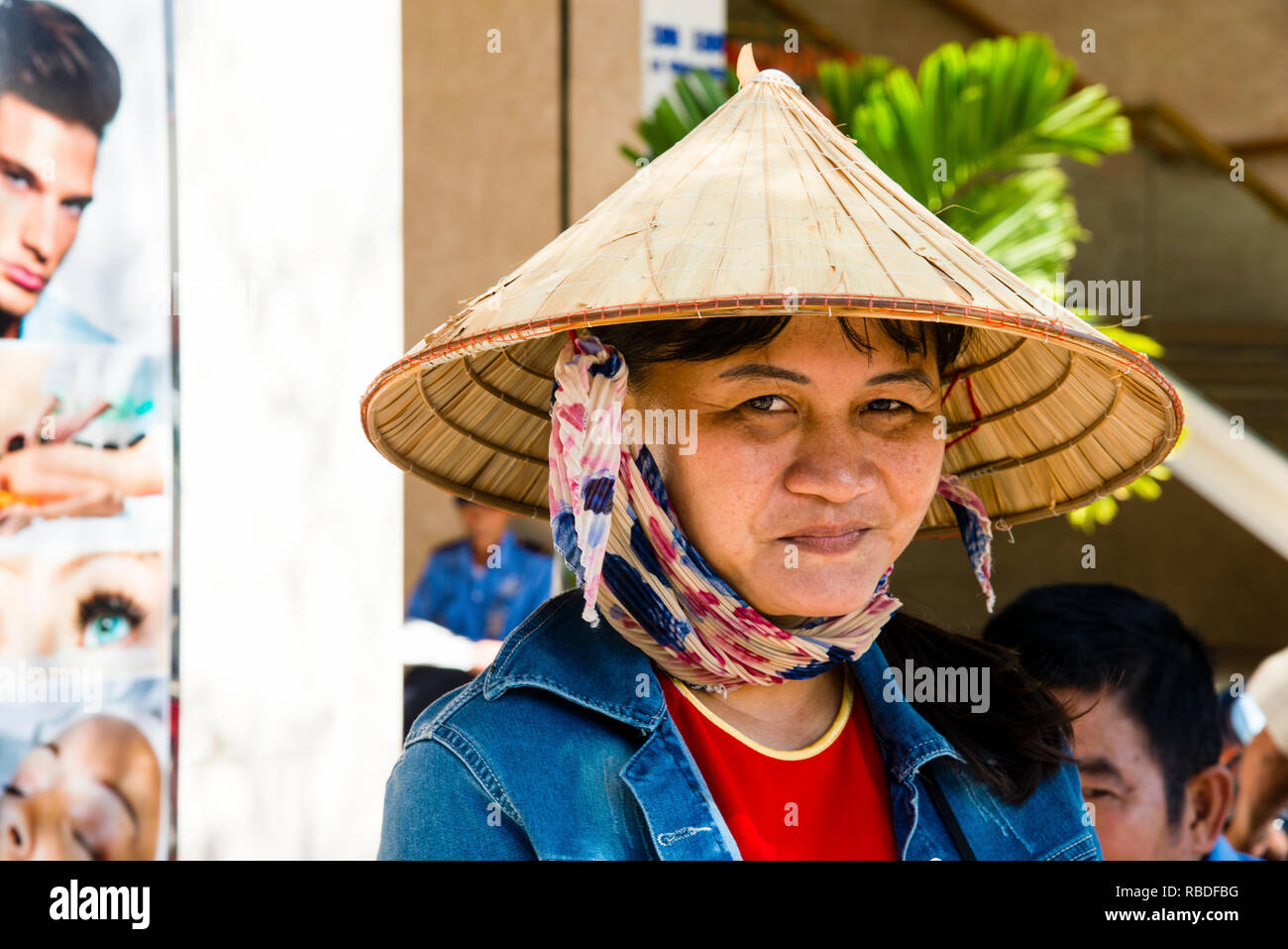 Chapeaux coniques au Vietnam, le nón lá, chapeau de feuilles, forme un cône  circulaire parfait qui se couche de la base à l'apex Photo Stock - Alamy
