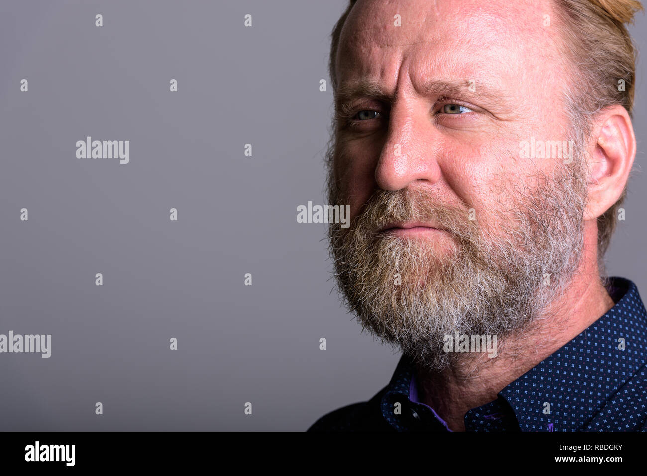 Portrait d'homme barbu d'âge mûr réflexion face Banque D'Images