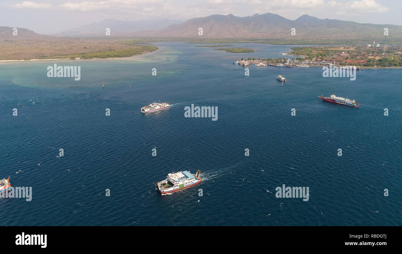 Vue aérienne du port de ferry de gilimanuk ferry-boats, des véhicules. Les véhicules de transport et les passagers des ferries au port. Pour le départ du port de Bali à l'île de Java. Banque D'Images