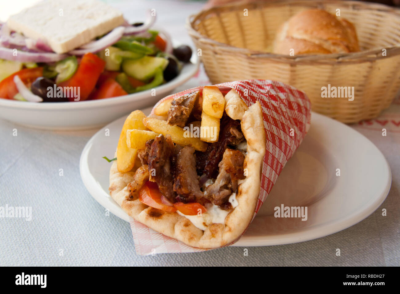 Pita gyros, méditerranéenne et de l'alimentation de rue, Pita Gyros salade grecque salade grecque et méditerranéenne, du pain plat préféré en Grèce. Pris dans KOS Banque D'Images