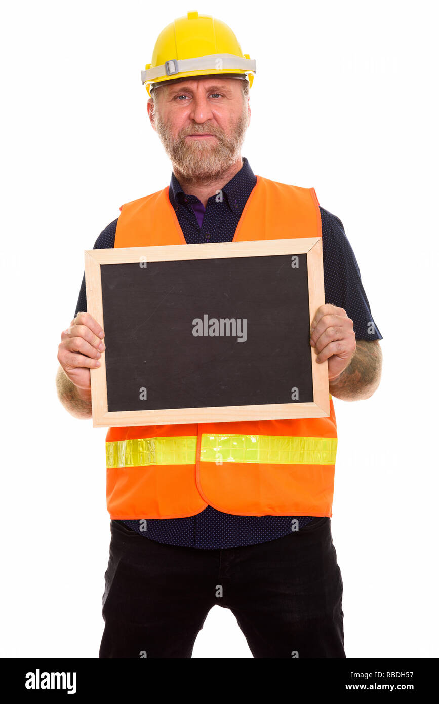 Homme barbu d'âge mûr construction worker holding empty tableau noir Banque D'Images