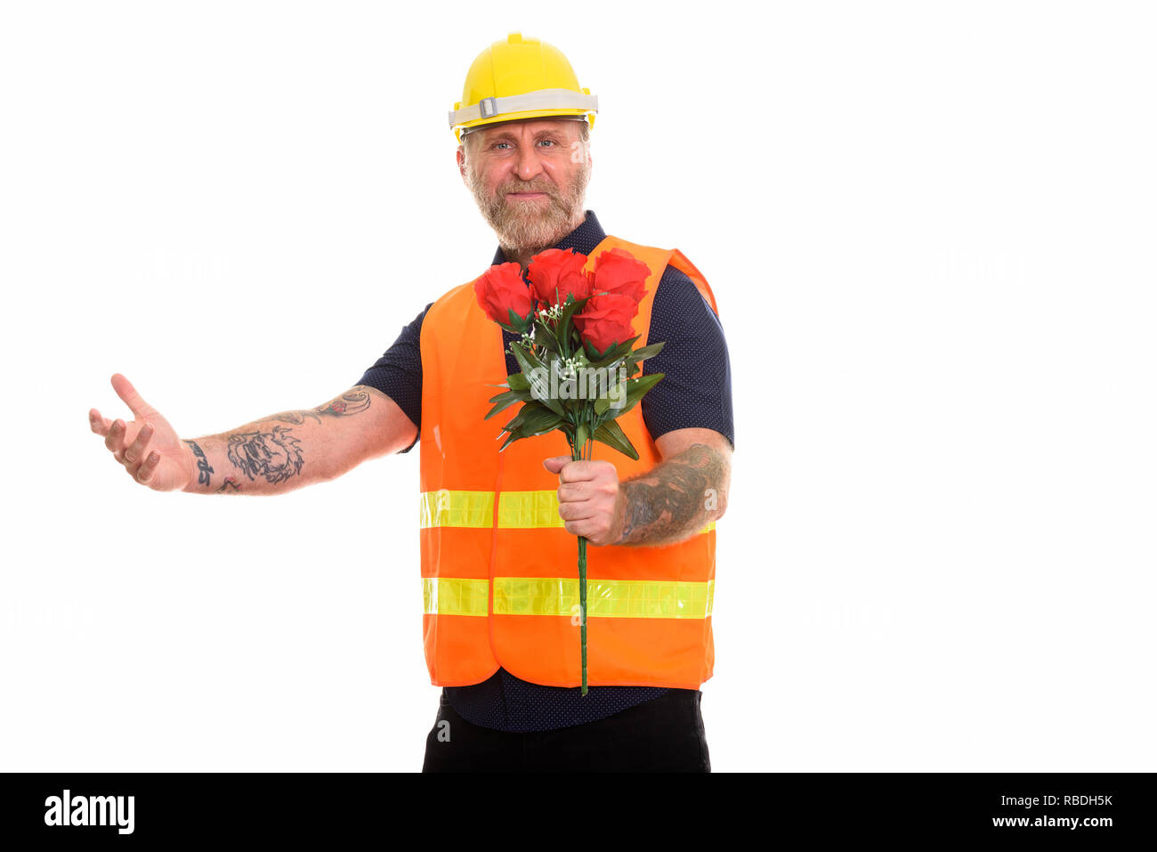 Senior homme barbu construction worker smiling while givin Banque D'Images