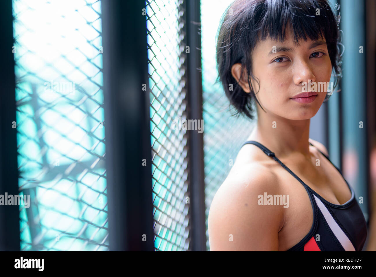 Visage de jeune belle femme asiatique dans la salle de sport Banque D'Images