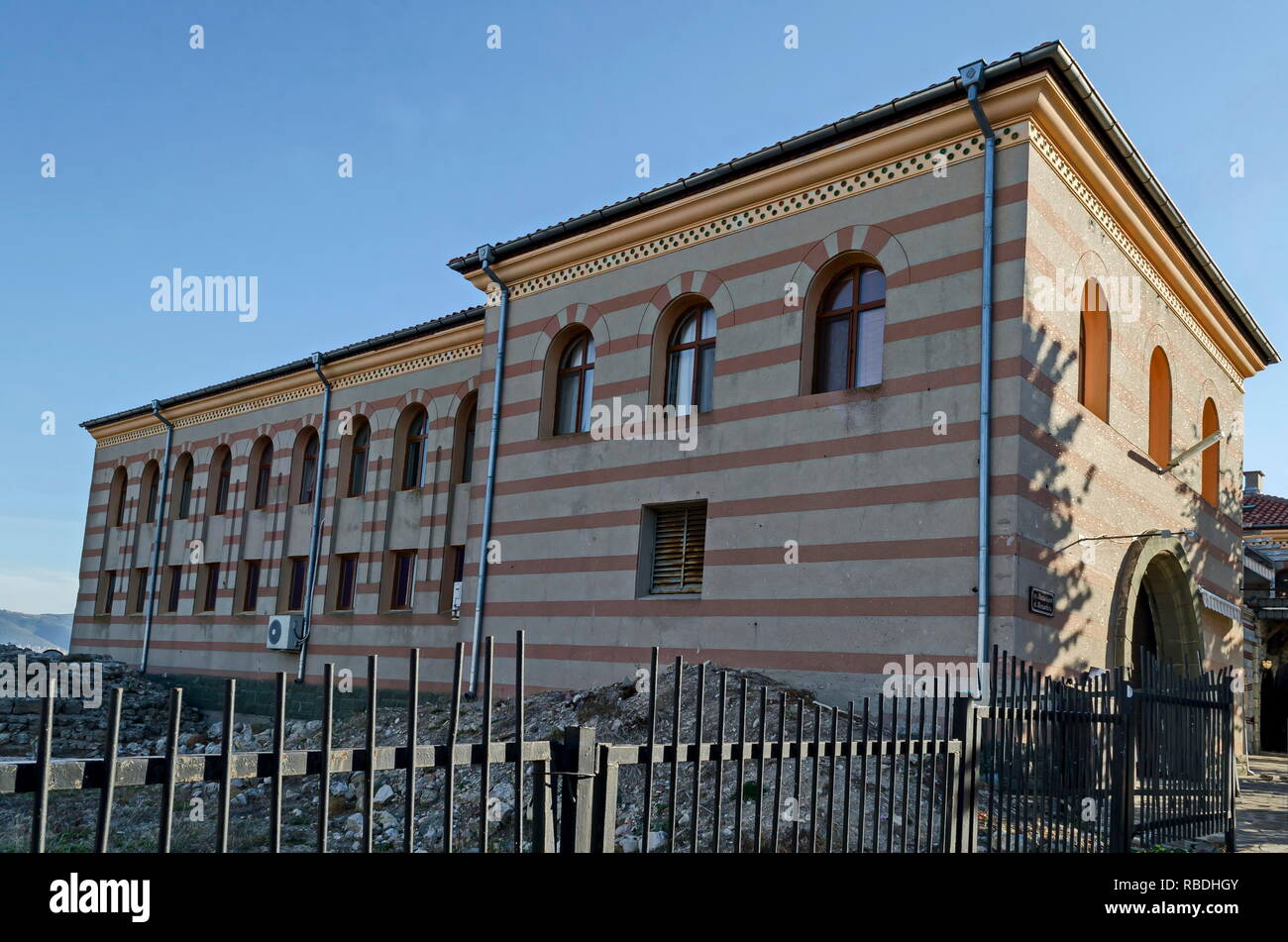 Vue de quartier résidentiel à restaurer le temple antique de l'ancienne ville de Nessebar ou Mesembria sur la côte de la mer Noire, Bulgarie, Europe Banque D'Images