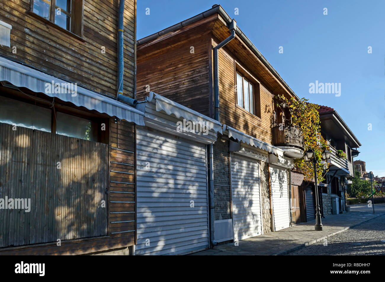 Vue de quartier résidentiel avec des maisons dans la ville ancienne de Nessebar ou Mesembria sur la côte de la mer Noire, Bulgarie, Europe Banque D'Images