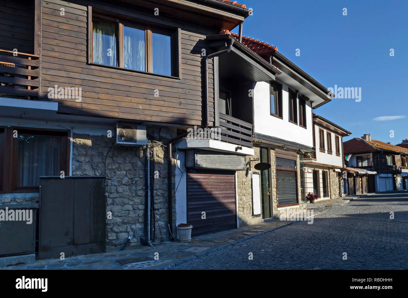 Vue de quartier résidentiel avec des maisons dans la ville ancienne de Nessebar ou Mesembria sur la côte de la mer Noire, Bulgarie, Europe Banque D'Images