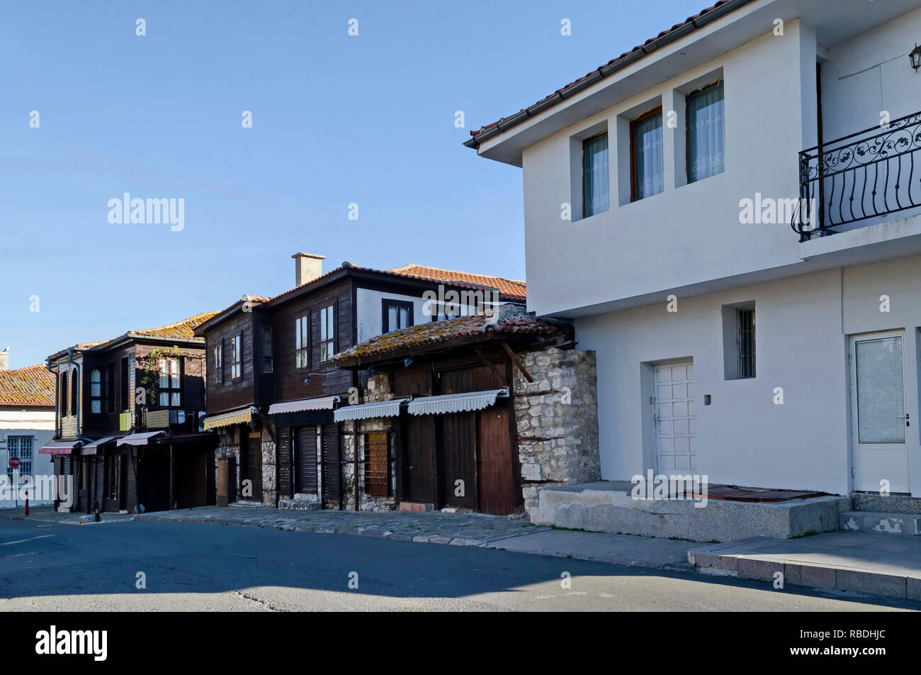 Vue de quartier résidentiel avec des maisons dans la ville ancienne de Nessebar ou Mesembria sur la côte de la mer Noire, Bulgarie, Europe Banque D'Images