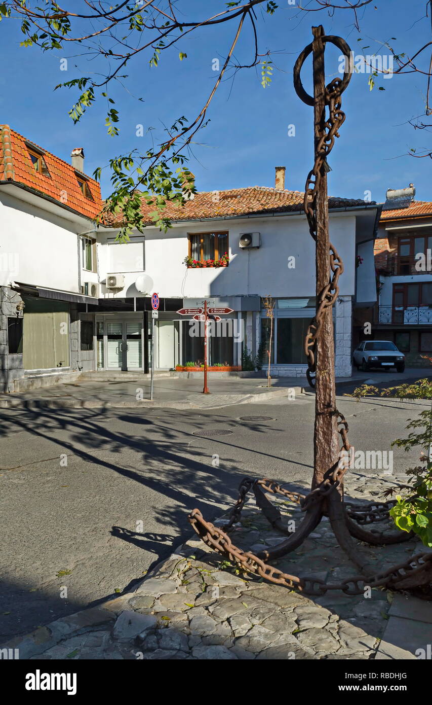 Vue de quartier résidentiel avec des maisons et old anchor dans l'ancienne ville de Nessebar ou Mesembria sur la côte de la mer Noire, Bulgarie, Europe Banque D'Images