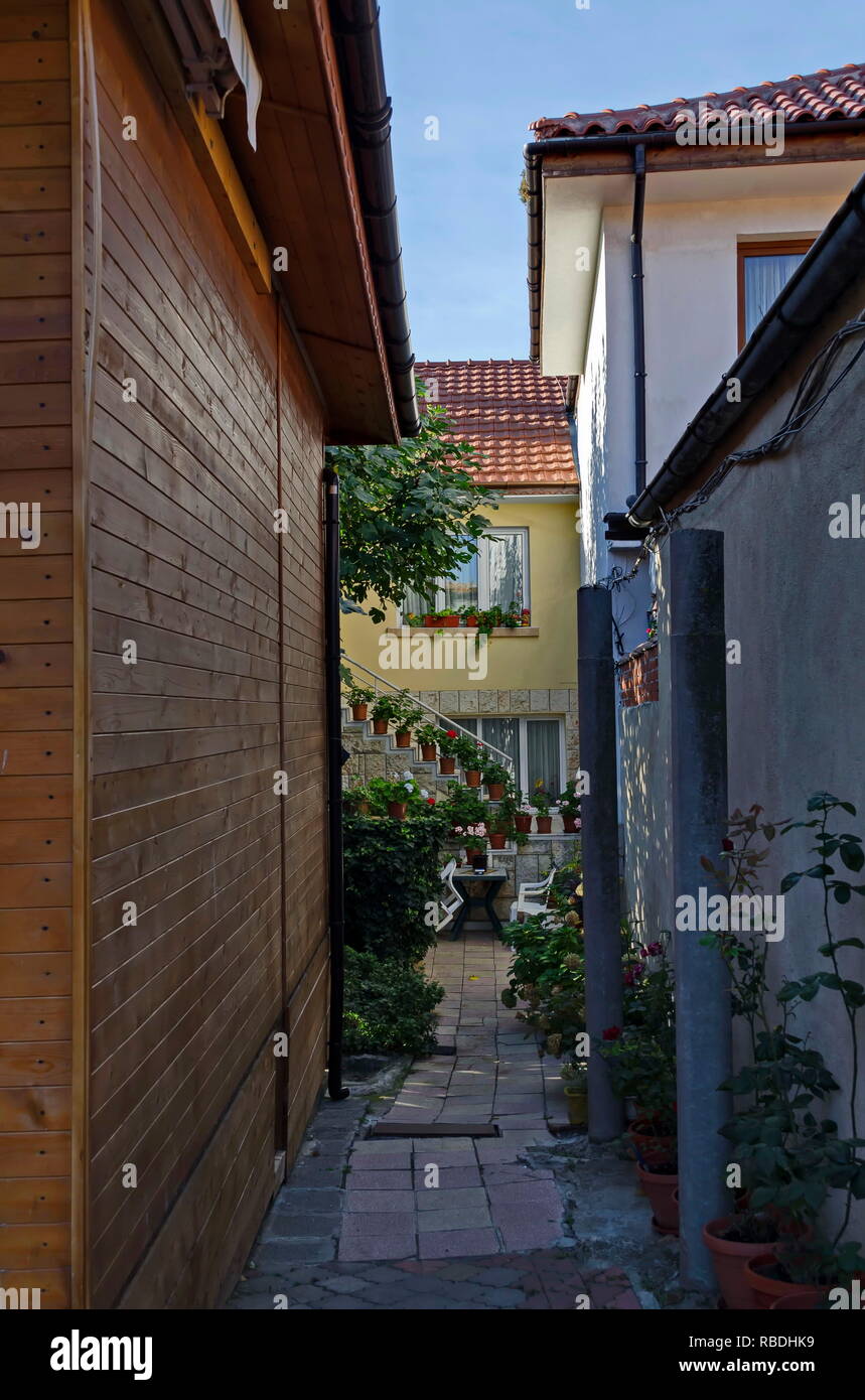 Vue de quartier résidentiel avec des maisons dans la ville ancienne de Nessebar ou Mesembria sur la côte de la mer Noire, Bulgarie, Europe Banque D'Images