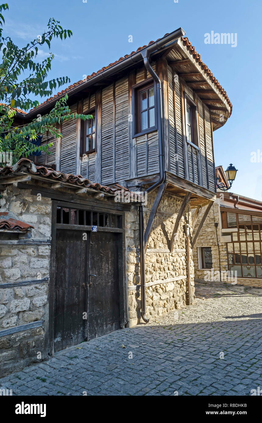 Vue de quartier résidentiel avec des maisons dans la ville ancienne de Nessebar ou Mesembria sur la côte de la mer Noire, Bulgarie, Europe Banque D'Images