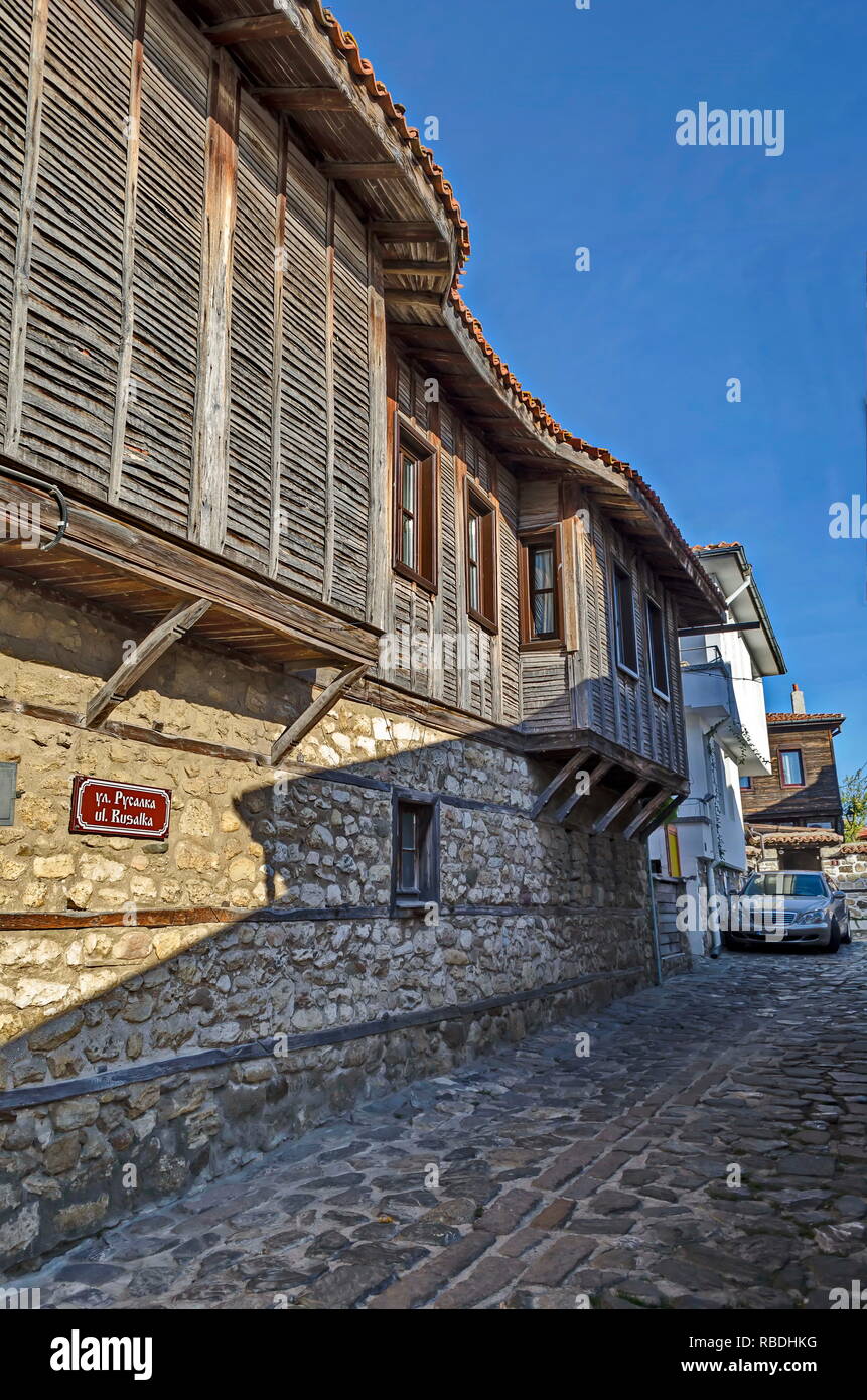 Vue de quartier résidentiel avec des maisons dans la ville ancienne de Nessebar ou Mesembria sur la côte de la mer Noire, Bulgarie, Europe Banque D'Images