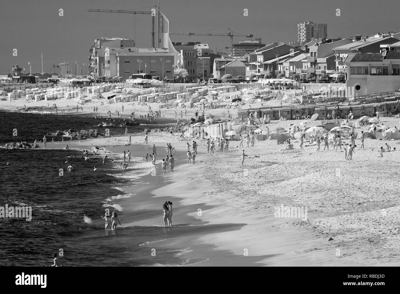 Vila do Conde, Portugal - 16 juillet 2015 : ocean beach bondée pendant la saison de la baignade. L'infrarouge noir et blanc. Banque D'Images