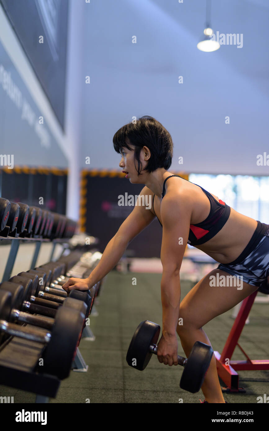 Belle jeune femme asiatique en ligne haltère fitness Banque D'Images