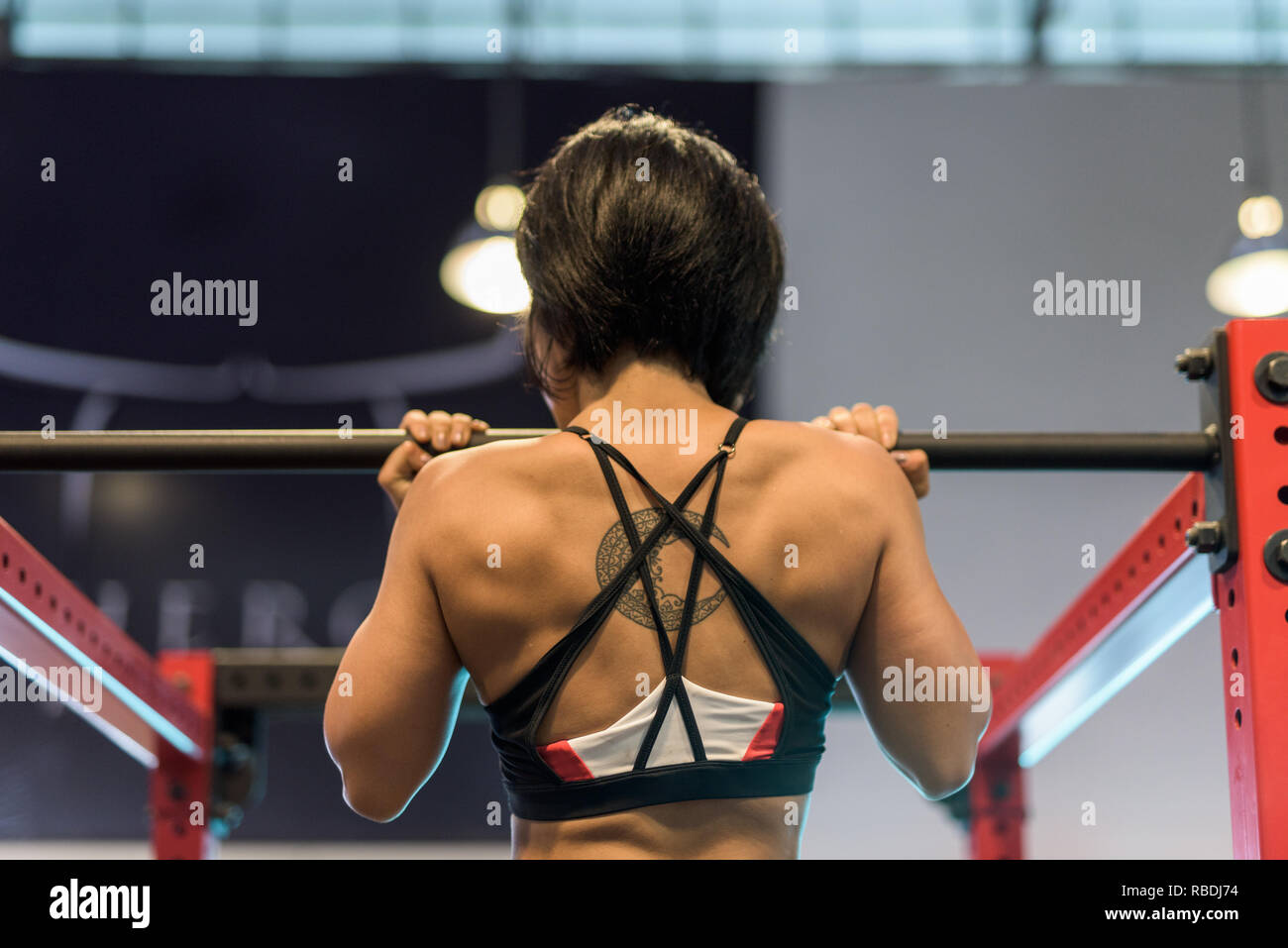 Belle jeune femme asiatique faire tirer jusqu'à la salle de sport Banque D'Images