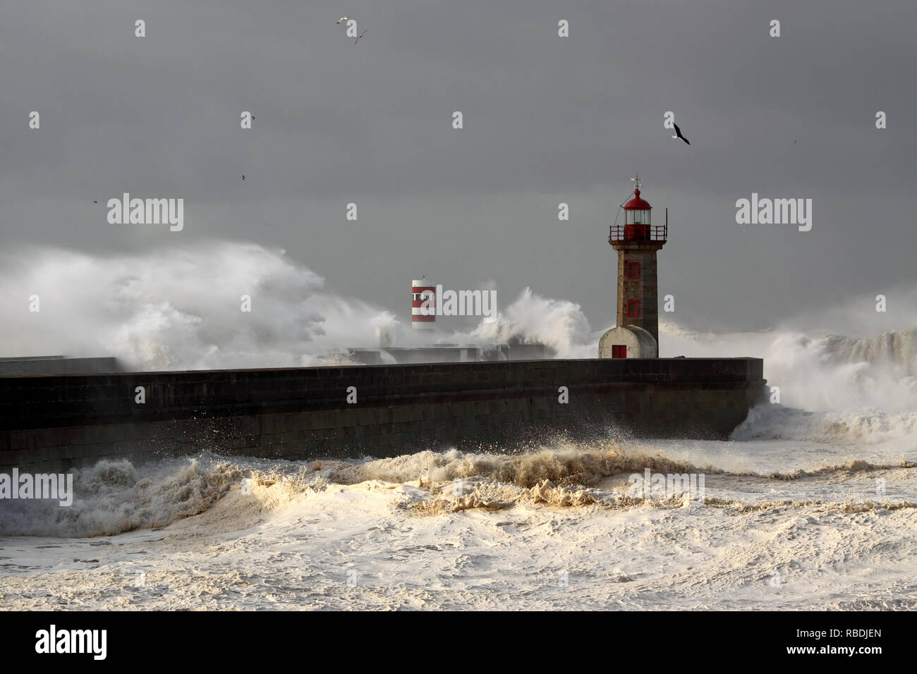 La rivière Douro bouche sur la première grosse tempête de l'année 2013 ; des rafales de vent atteignent 140 km Banque D'Images