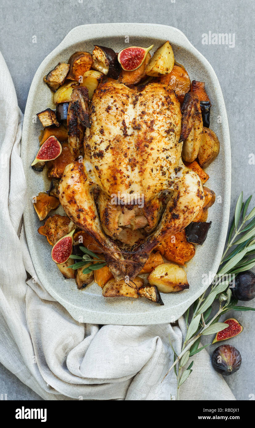 La Turquie ou poulet cuit au four avec la peau croustillante d'or avec des raisins et des pommes de terre, la mandarine. Poulet rôti dans le plat de cuisson. Dîner de Noël. Mise à plat. Vue d'en haut Banque D'Images