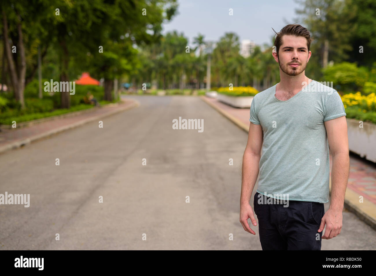 Portrait of young handsome man relaxing at the park Banque D'Images