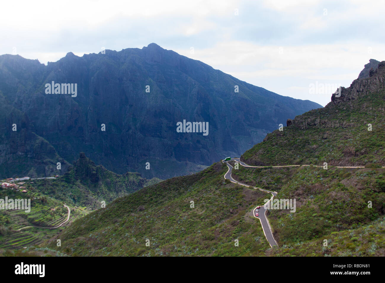 Une photo panoramique de routes dangereuses près de Masca village de Tenerife, Espagne Banque D'Images