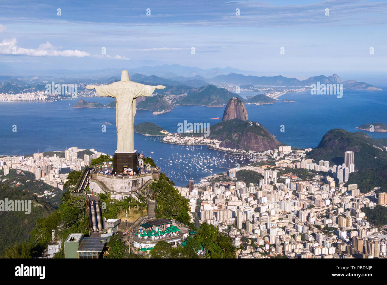 Rio de Janeiro, Brésil, vue aérienne du Christ le Rédempteur et Le Pain de Sucre. Banque D'Images