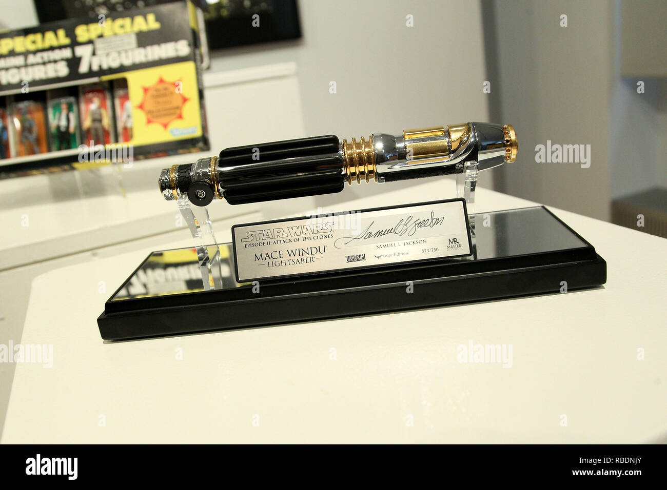 NEW YORK, NY - 02 DÉCEMBRE : Signé sabre laser Star Wars Luke Skywalker sur  l'affichage à "Retour de Nigo' La première vente aux enchères de 'Star  Wars' de collection chez Sotheby's