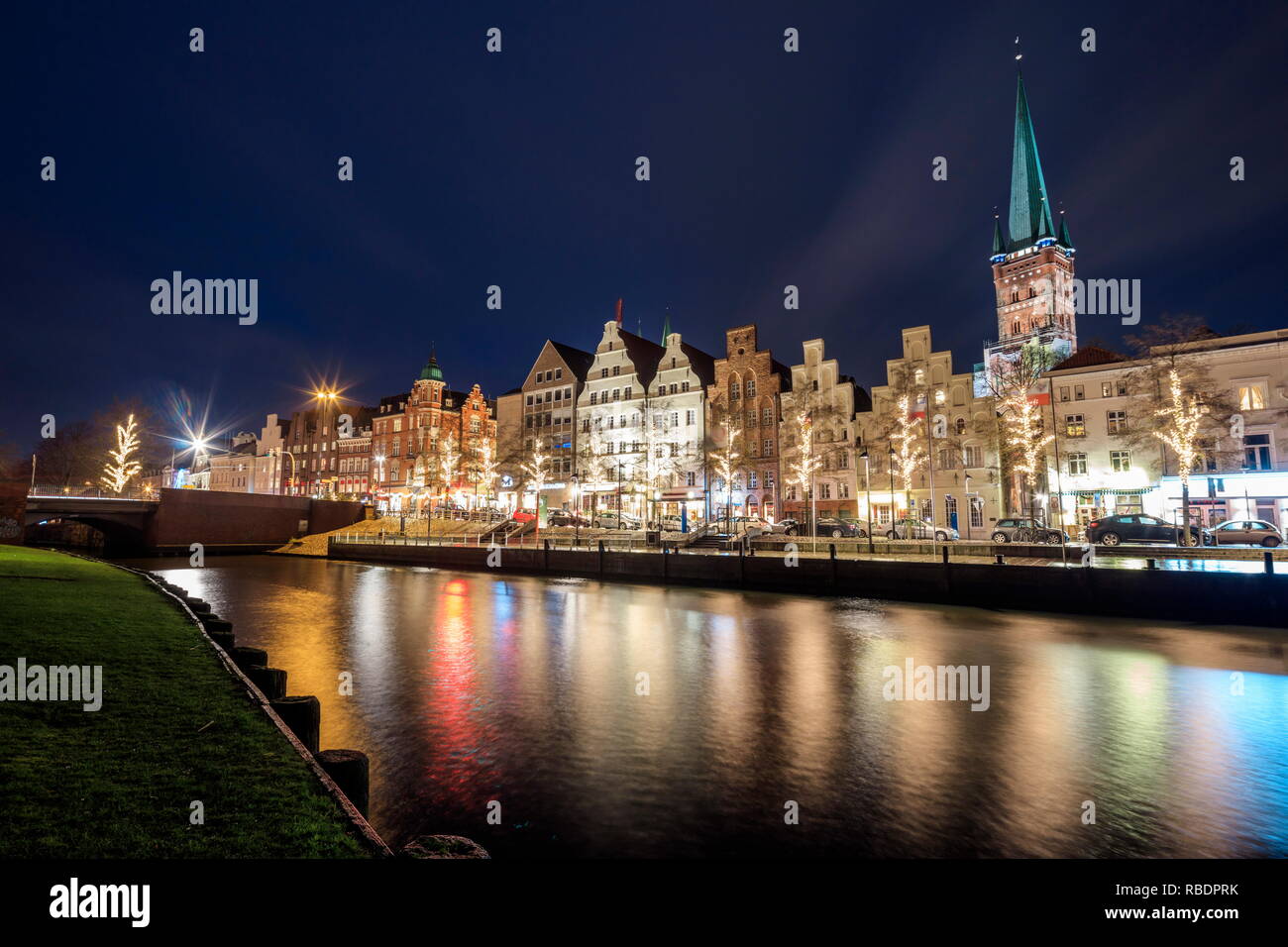 Vue de la nuit de maisons typiques et la cathédrale reflète dans rivière Trave Lübeck Schleswig-holstein, Allemagne Europe Banque D'Images