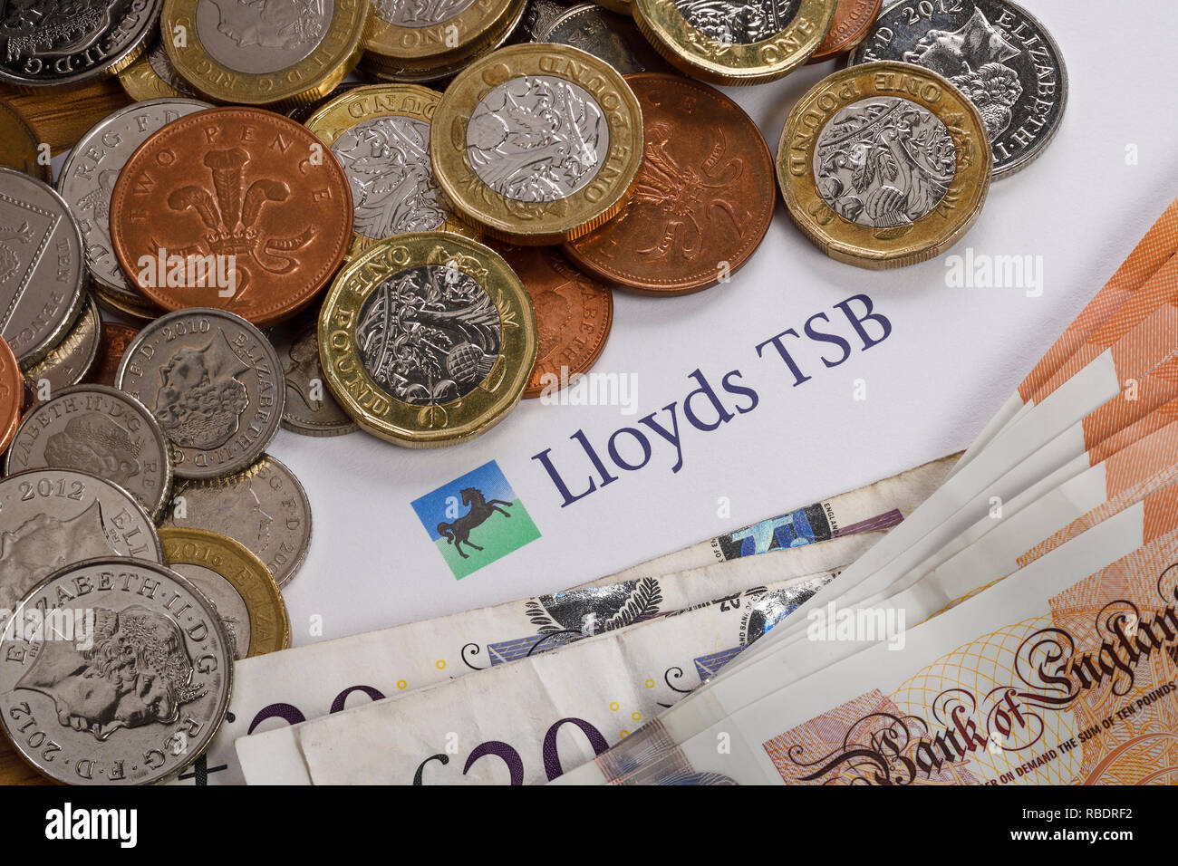 Un Lloyds TSB Bank logo avec un peu d'argent Banque D'Images