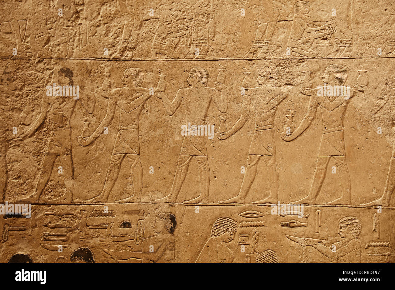 Close up fond de mur de pierre antique sculpté avec bas-relief de l'Égypte ancienne, vue avant Banque D'Images
