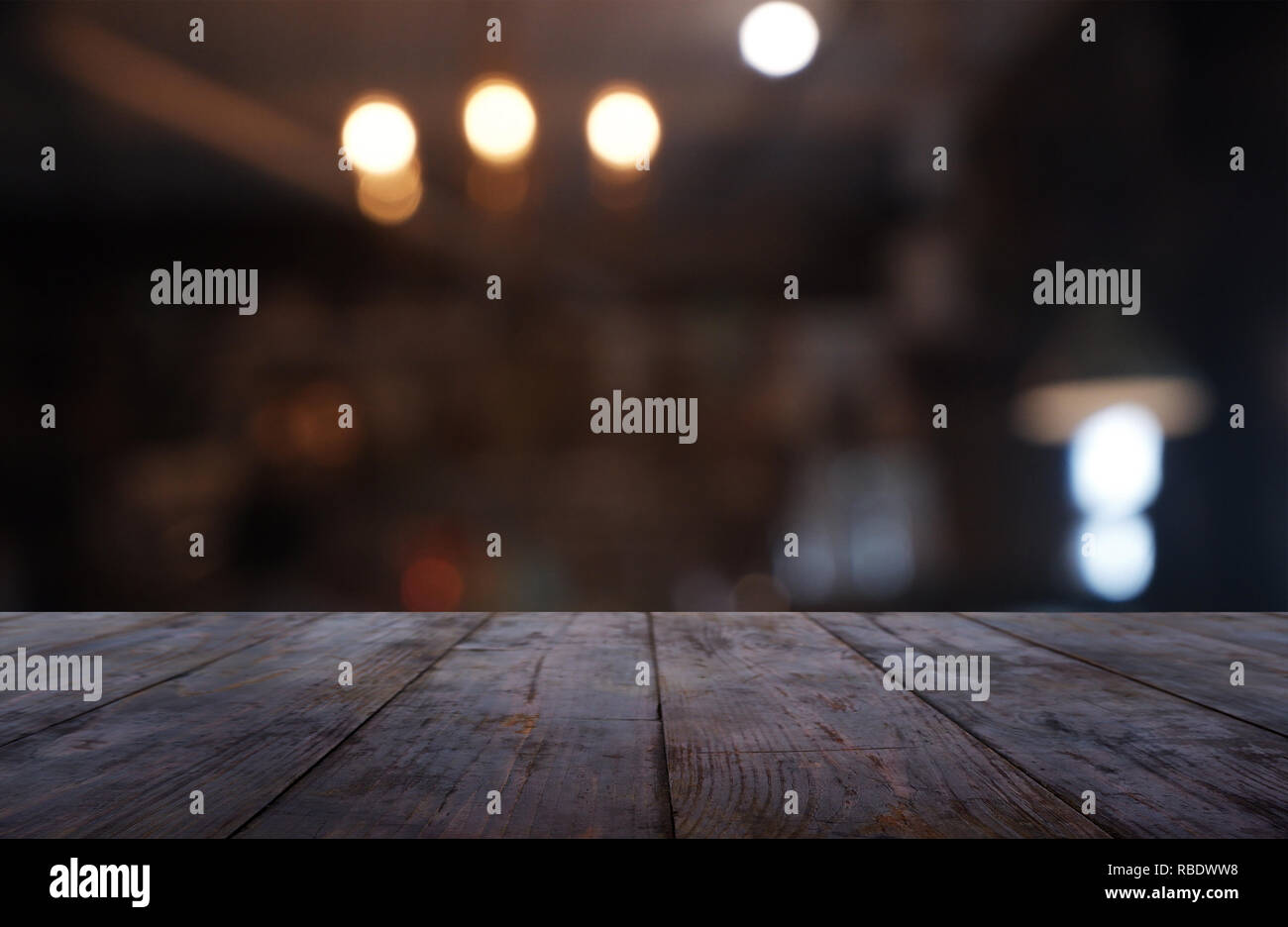 Table en bois sombre vide en face d'abstrait arrière-plan flou de café et le café intérieur. peuvent être utilisés pour l'affichage ou un montage de vos produits - I Banque D'Images Table en bois sombre vide en face d'abstrait arrière-plan flou de café et le café intérieur. peuvent être utilisés pour l'affichage ou un montage de vos produits - I Banque D'Images