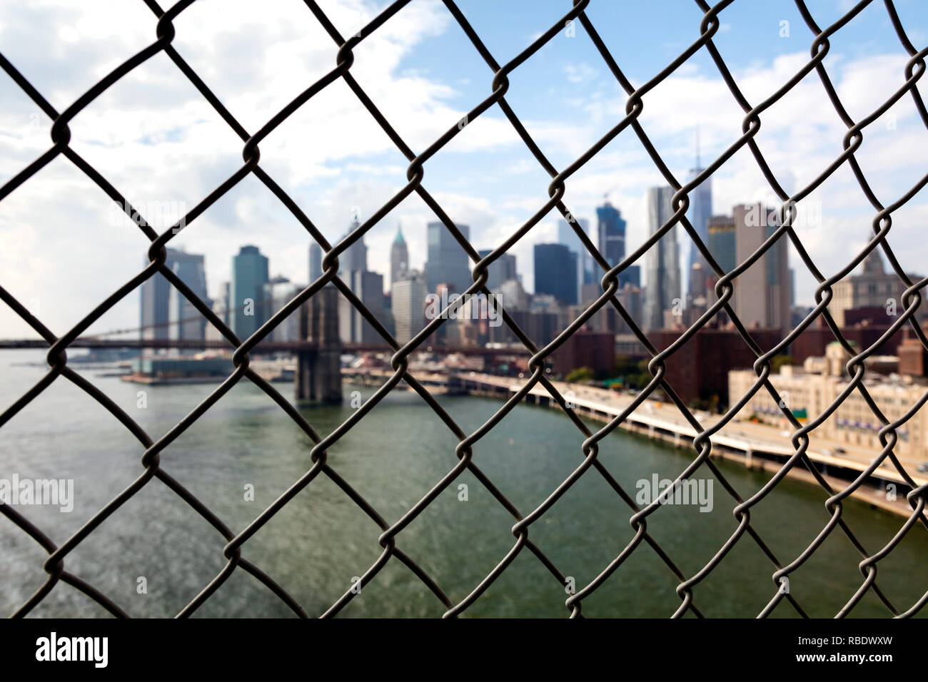 Pont de Brooklyn à New York avec Manhattan grâce au maillage câblé Banque D'Images