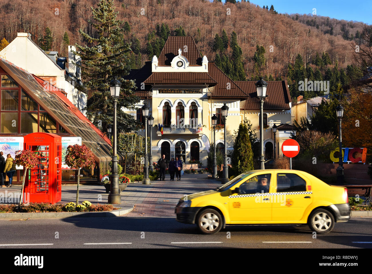 SINAIA, Roumanie - le 7 novembre 2018. La ville de Sinaia et Street View. Bâtiment de l'Hôtel de ville de Sinaia , la Vallée de Prahova, Roumanie. Banque D'Images
