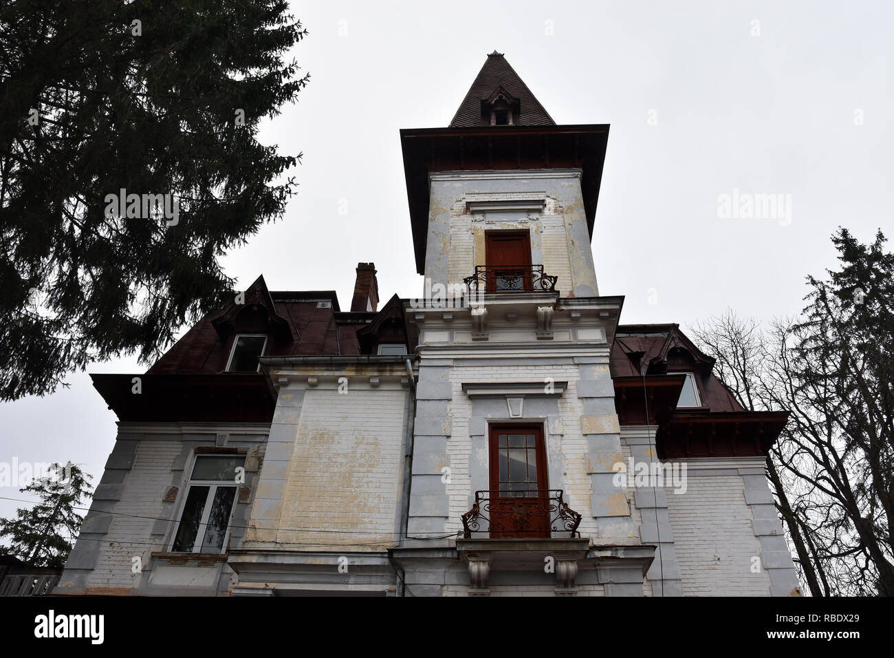 SINAIA, Roumanie - le 7 novembre 2018. L'hôpital de la ville de Sinaia. service pédiatrique , la vieille maison historique à Sinaia, Roumanie. Banque D'Images