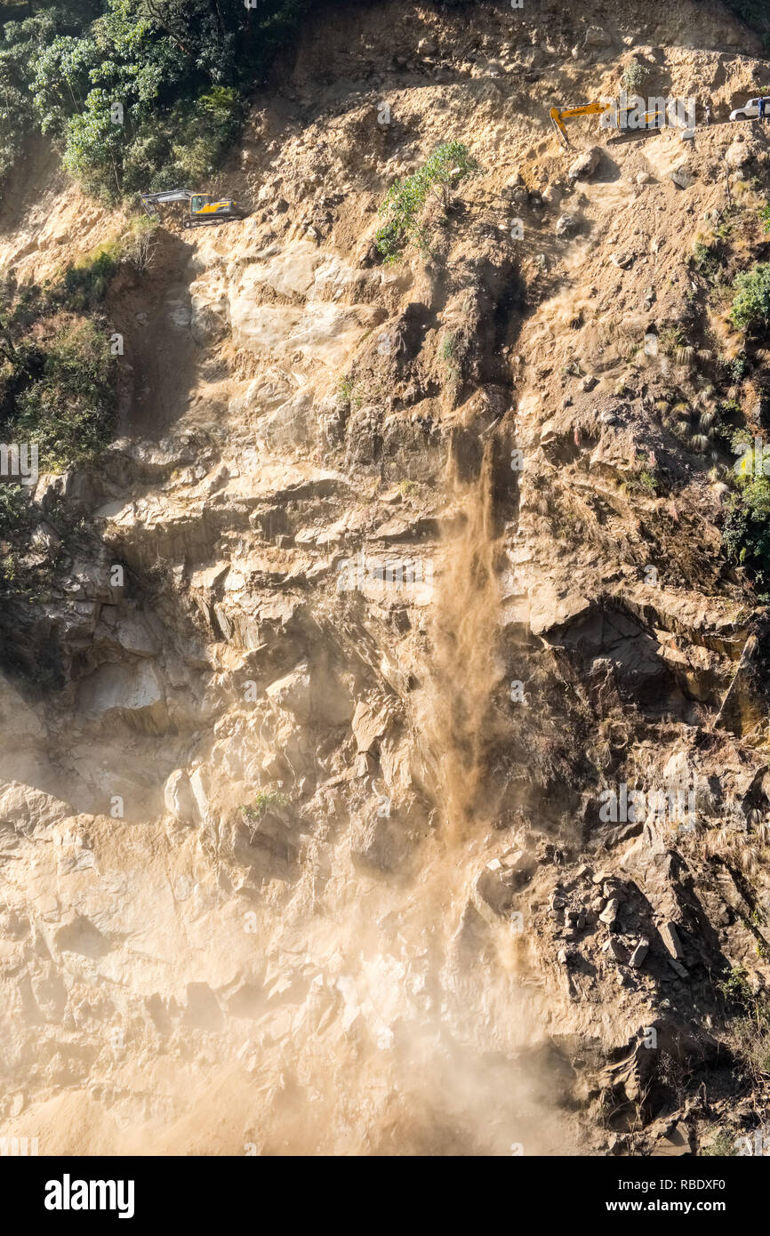 Usine de lourds creuser hors d'une nouvelle route dans une vallée de l'Himalaya, Népal Banque D'Images