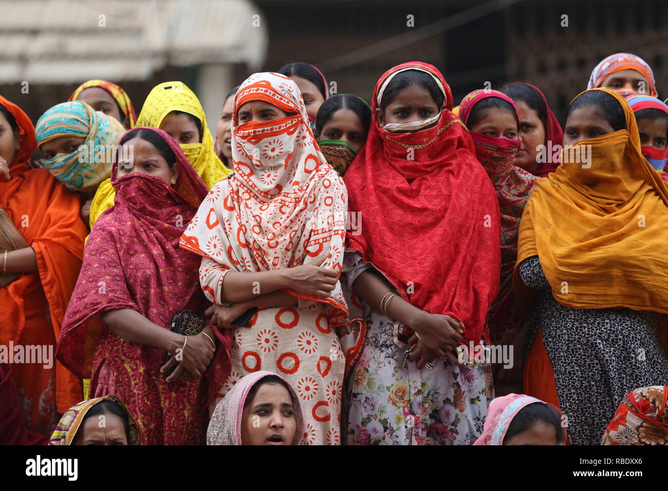 Dhaka, Bangladesh : les travailleurs du vêtement bloquer une route pendant une protestation continue à exiger des salaires, à Dhaka, Bangladesh, le 9 janvier 2019. Asad Rehman © / Alamy Stock Photo Banque D'Images