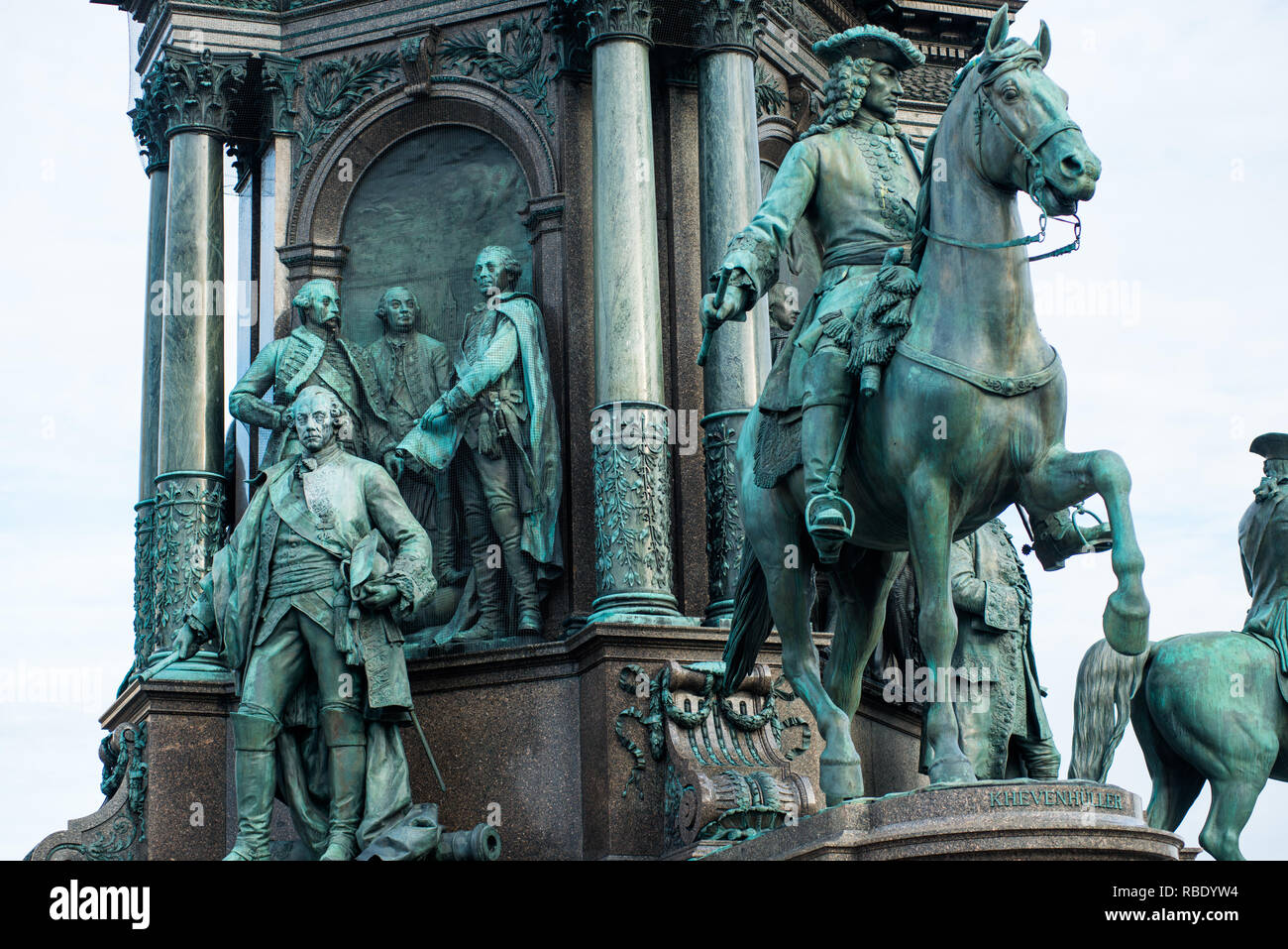 Des statues de ses conseillers sur l'Impératrice Maria Theresia monument sur Maria Theresien Platz, Vienne, Autriche. Banque D'Images