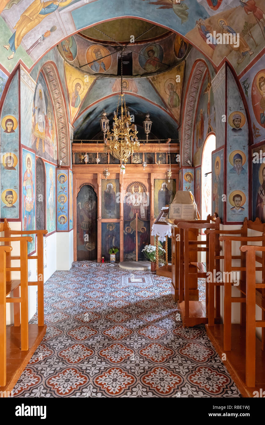 SIFNOS, GRÈCE - 12 septembre 2018 : Intérieur de la chapelle d' Agios Syméon construite en 1667. L'île de Sifnos, Cyclades, Grèce Banque D'Images