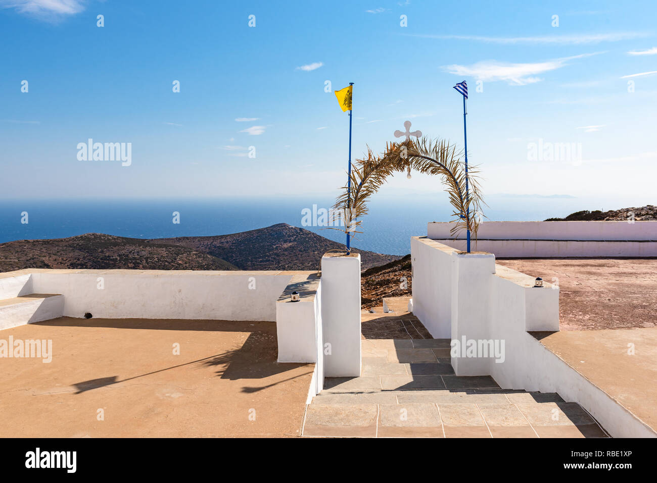 La sortie de la chapelle d' Agios Syméon avec vue sur la mer. Le sommet de la montagne sur l'île de Sifnos, Cyclades, Grèce Banque D'Images